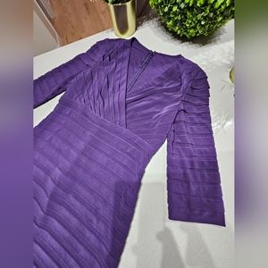 Jolie robe cocktail pourpre unie de longueur midi